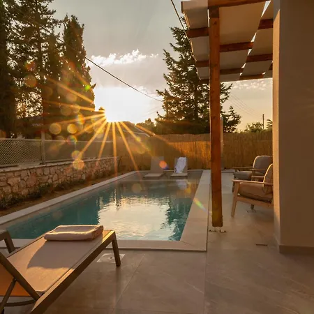 فيلة Theoni House