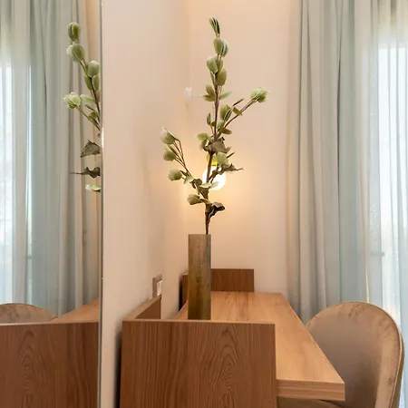 فيلة Theoni House *