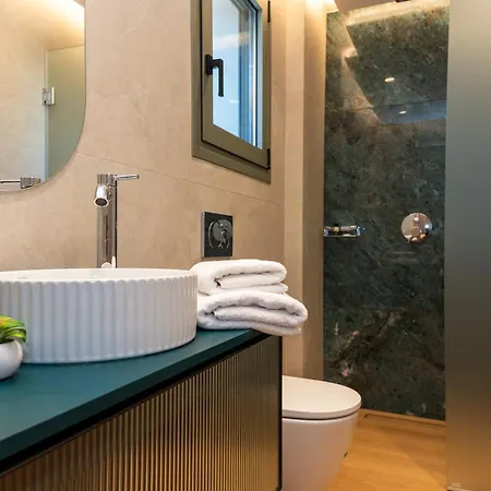 فيلة Theoni House