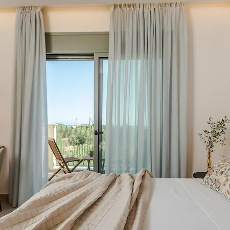 فيلة Theoni House *