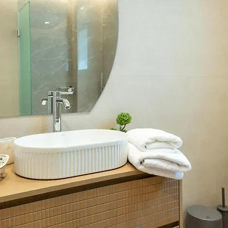 فيلة Theoni House