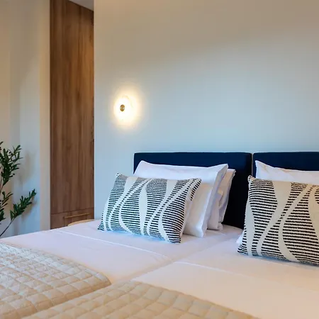 فيلة Theoni House *