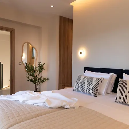 فيلة Theoni House